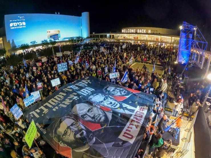 עצרת המחאה בכיכר הבימה (צילום: גלעד פירסט) עצרת המחאה בהבימה