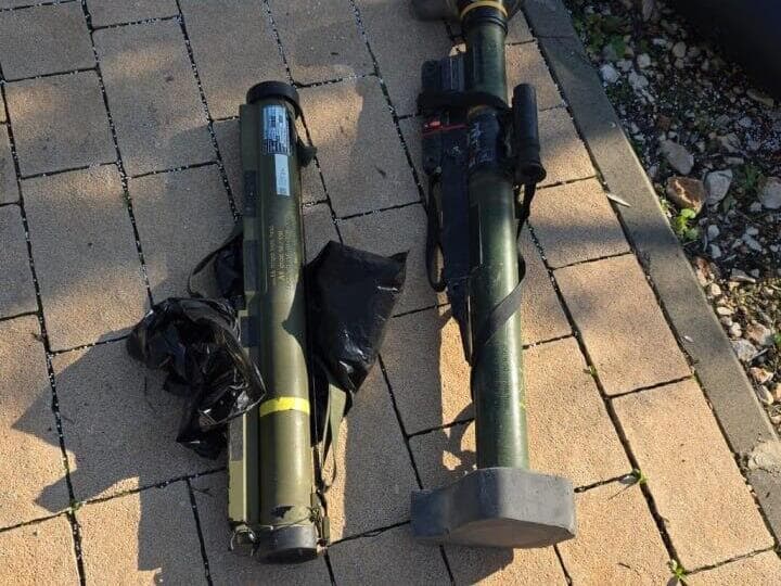 צילום: דוברות המשטרה אמצעי הלחימה שאותרו ברכב בראש פינה