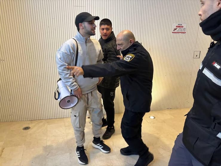 מרחיקים את מרדכי דוד מההפגנה (צילום: מאיר תורג'מן ) קטטה בעצרת המחאה בהבימה