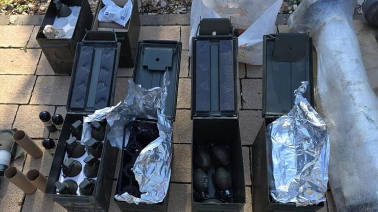 מצבור הנשק החריג שאותר (צילום: דוברות המשטרה ) אמצעי הלחימה שאותרו ברכב בראש פינה