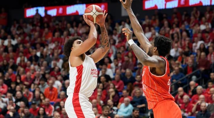 אנתוני לאמב זורק, דן אוטורו מנסה לחסום (רועי כפיר) אנתוני לאמב זורק, דן אוטורו מנסה לחסום