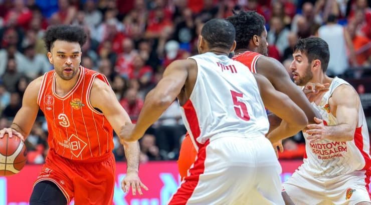 אלייז'ה בראיינט בין שני שחקני הפועל ירושלים (רועי כפיר) אלייז'ה בראיינט בין שני שחקני הפועל ירושלים