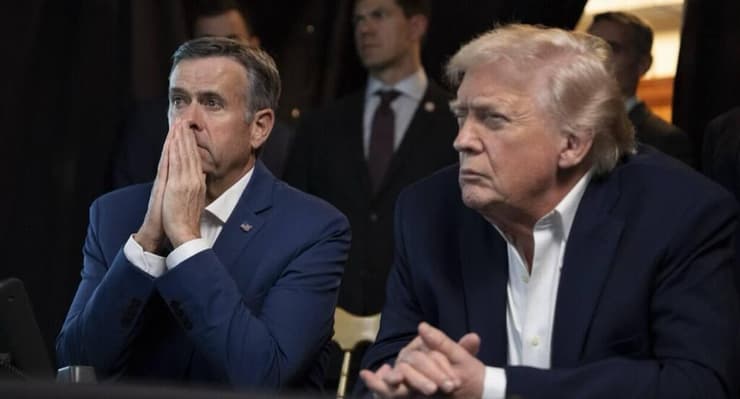 טראמפ צופה לצד ראש ה-CIA ג'ון רטקליף ברגעי המבצע ללכידת שליט ונצואלה ניקולס מדורו, 3 בינואר