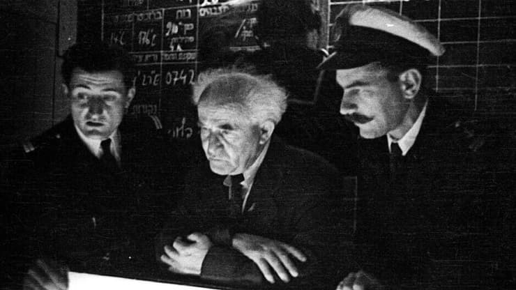 בן גוריון מקבל הסבר מהקצין דן שפי על פעילות המכ”ם, 1951