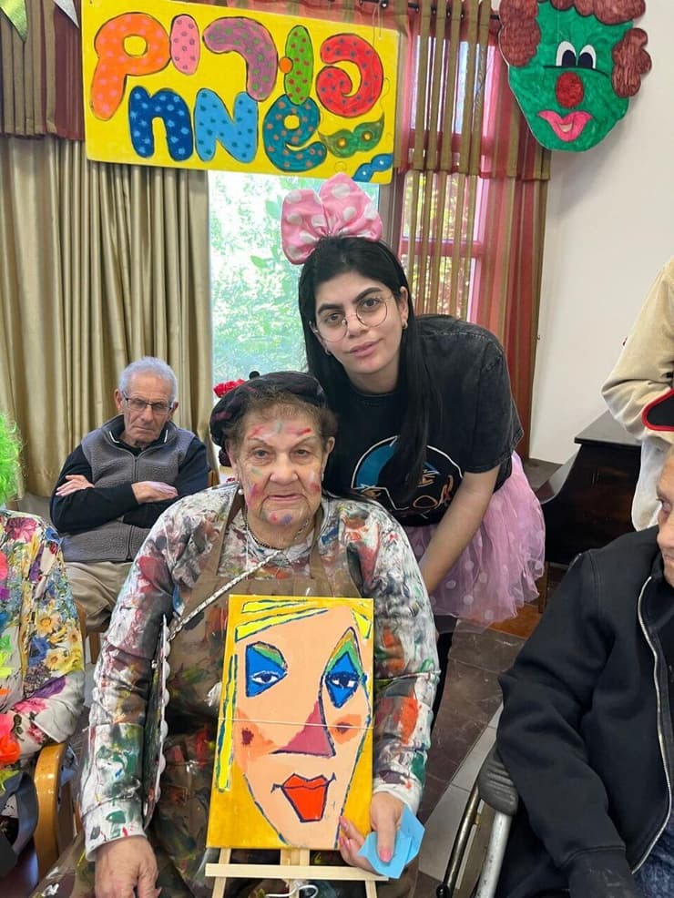 ג'ולי וסבתא מרים במרכז