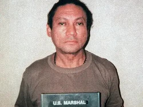 רודן פנמה לשעבר מנואל נורייגה אחרי שנעצר על ידי כוחות ארה"ב שפלשה למדינה ב-1989