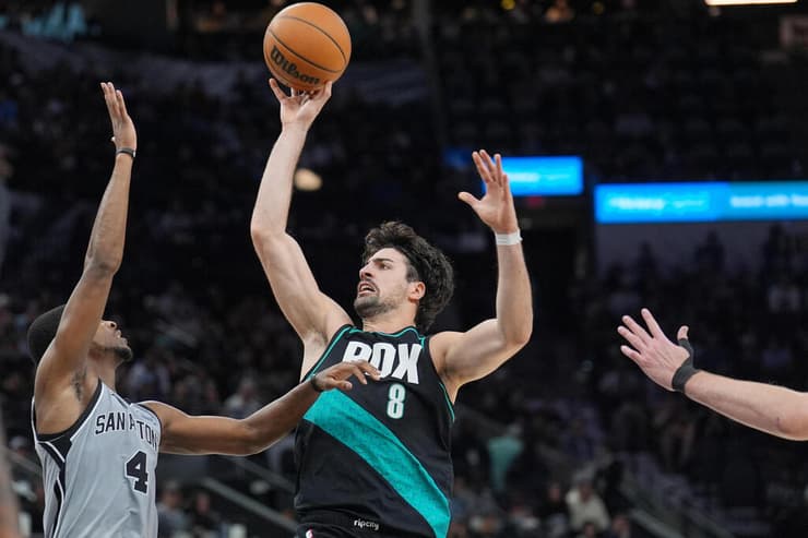 וגם שתי שלשות קלאץ' שסידרו לפורטלנד ניצחון (צילום: Reuters/Daniel Dunn) שחקן פורטלנד טרייל בלייזרס דני אבדיה