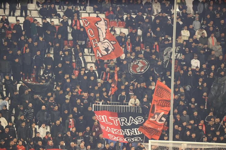 רעולי פנים פרצו למתחם. אוהדי סכנין (צילום: אלעד גרשגורן) אוהדי בני סכנין