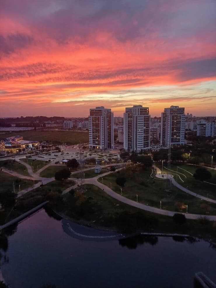 שקיעה אדומה בחדרה