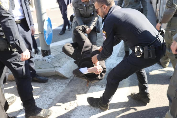 עימותים בין משטרה למפגינים חרדים בזמן גיוס חרדים בבקו"ם