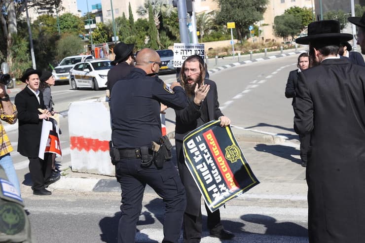 עימותים בין משטרה למפגינים חרדים בזמן גיוס חרדים בבקו"ם