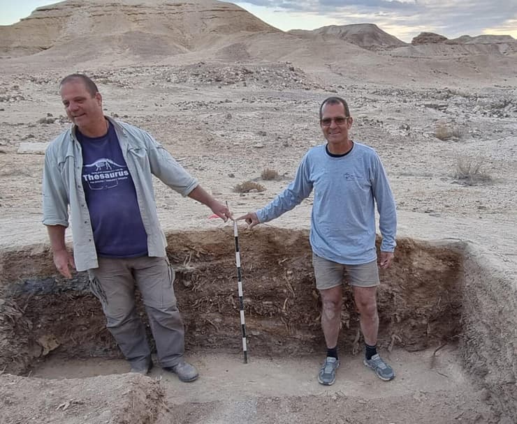 ד"ר גלילי ופרופ' בר-עוז באחד מאתרי החפירה
