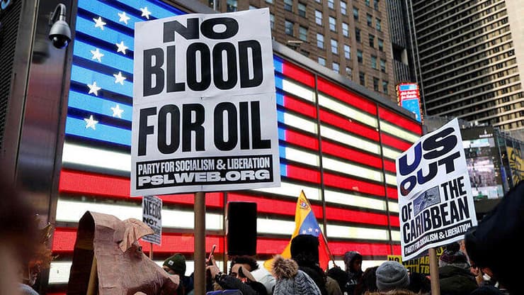 מפגינים בטיימס סקוור נגד התקיפה בוונצואלה ומעצר הנשיא ניקולס מדורו