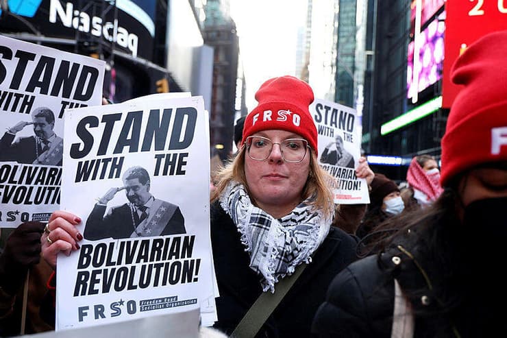 מפגינים בטיימס סקוור נגד התקיפה בוונצואלה ומעצר הנשיא ניקולס מדורו