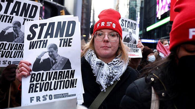 מפגינים בטיימס סקוור נגד התקיפה בוונצואלה ומעצר הנשיא ניקולס מדורו