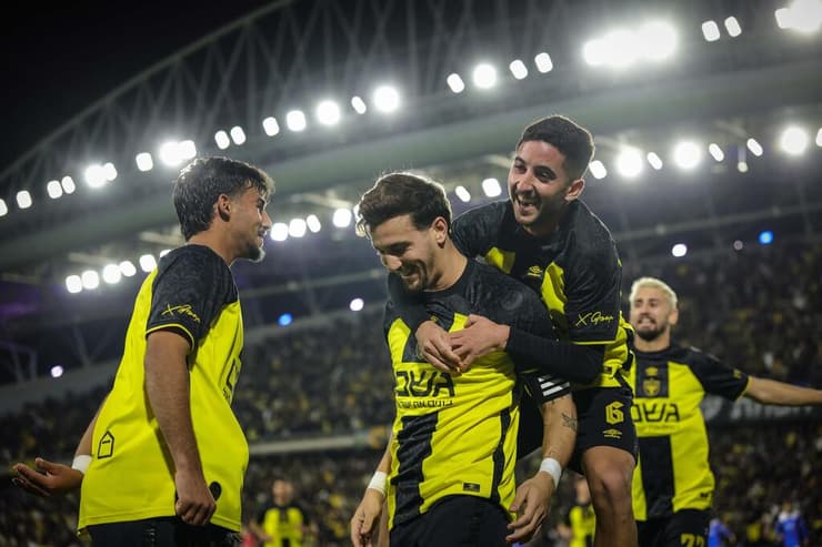 החודש האחרון בליגה הוכיח לנו שבית"ר לא מפחדת לגלות שהתוכנית המקורית שלה לא עובדת, ותמיד תמצא דרך אחרת לספור 3 נקודות נוספות (צילום: עוז מועלם) שחקני בית"ר חוגגים