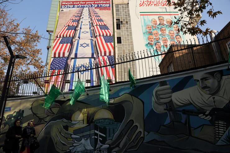 שלט חוצות נגד ישראל וארה"ב בטהרן (צילום: Majid Asgaripour/WANA (West Asia News Agency) via REUTERS ) טהרן איראן שלט חוצות נגד ישראל ו ארה"ב