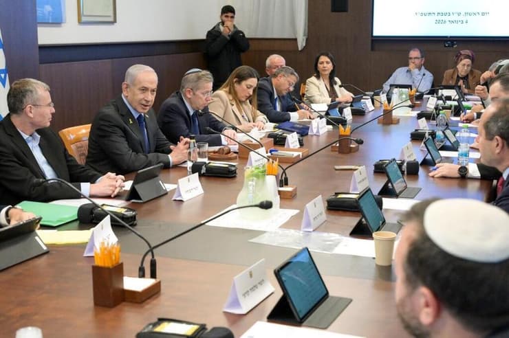 "מחליטים לקדם". פוקס לצד נתניהו בישיבת ממשלה (צילום: מעיין טואף, לע"מ) ישיבת ממשלה