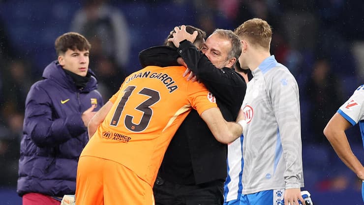 שוער ברצלונה ז'ואן גרסיה עם האנזי פליק