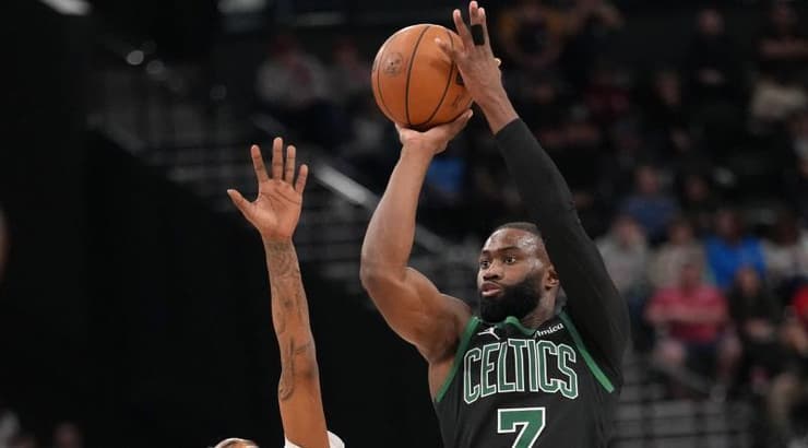 ג'יילן בראון מתכונן לקליעה (רויטרס) ג'יילן בראון מתכונן לקליעה