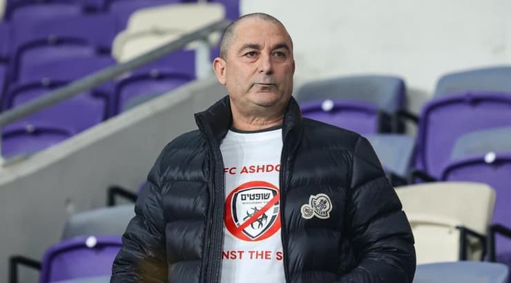 ג'קי בן זקן עם חולצת המחאה