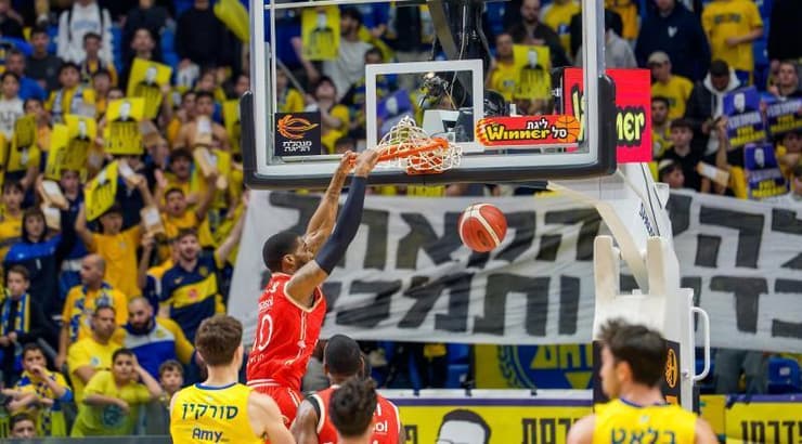 אלייז'ה צ'יילדס עולה לטבעת