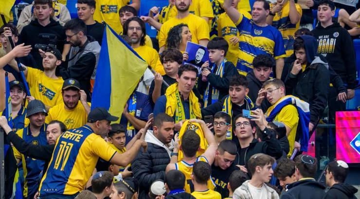 ג'ייק כהן עם אוהדי מכבי תל אביב