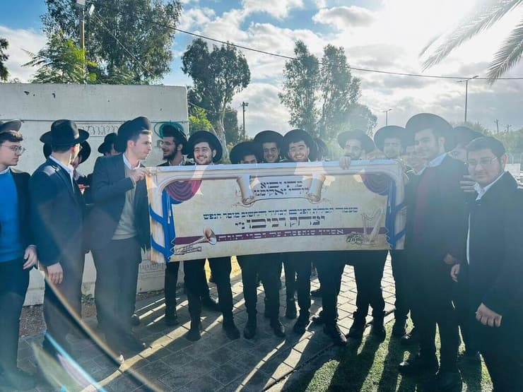 הפגנת החרדים מחוץ לכלא 10, הבוקר