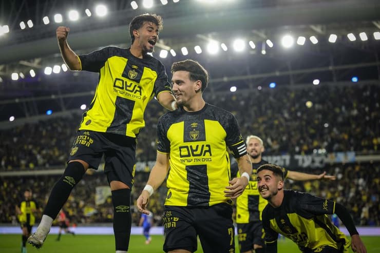 הכי מוכנים. שחקני בית"ר (צילום: עוז מועלם) שחקני בית"ר חוגגים