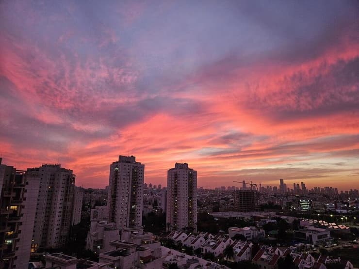 שקיעה אדומה בגבעת שמואל