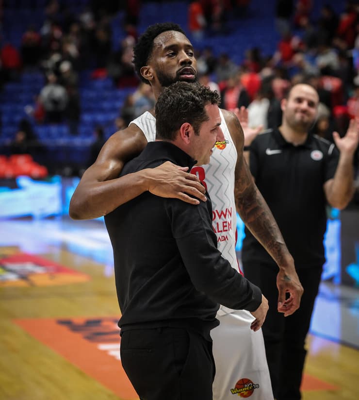 מאמן הפועל ירושלים יונתן אלון עם קאדין קרינגטון