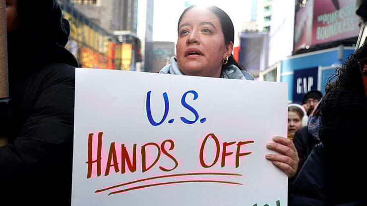 מפגינים בטיימס סקוור נגד התקיפה בוונצואלה ומעצר הנשיא ניקולס מדורו