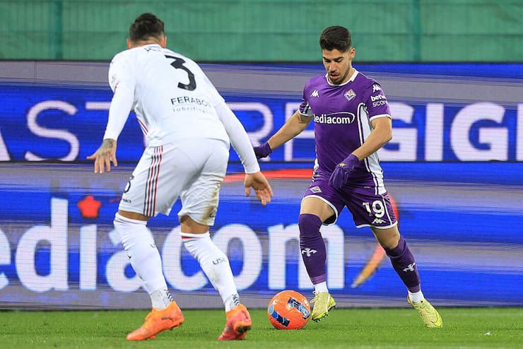 סולומון בבכורה במדים הסגולים (צילום: Gabriele Maltinti/Getty Images) מנור סולומון ופיורנטינה נגד קרמונזה