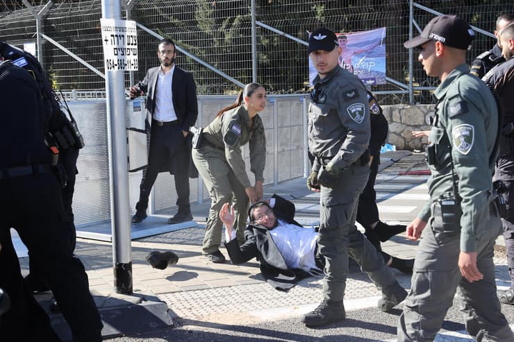 עימותים בין משטרה למפגינים חרדים בזמן גיוס חרדים בבקו"ם