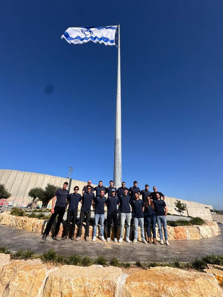 נבחרת ישראל ליד דגל ישראל הגבוה בארץ (צילום: פרטי) נבחרת ישראל
