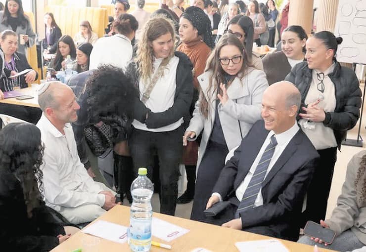 אלישע מדן (משמאל, בחולצה הבהירה) והסטודנטית שחילץ (במעיל האפור)