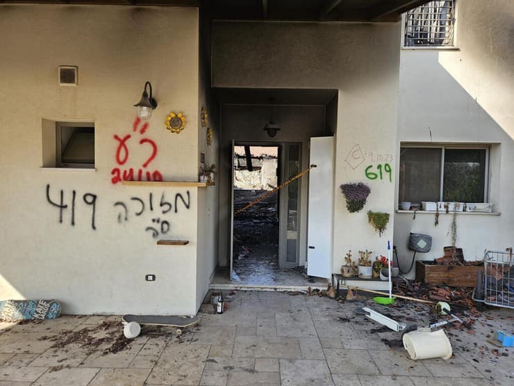 ההרס בבית משפחת דבורי בקיבוץ בארי