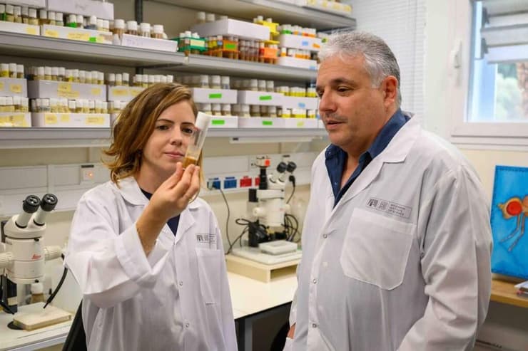 מימין: פרופ' אלי ארמה וד"ר צליל בראון