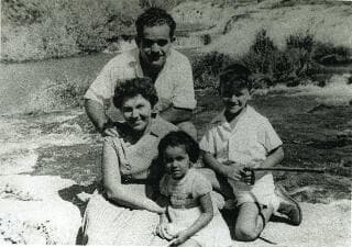 משפחת שמיר עם הילדים גלעדה ויאיר