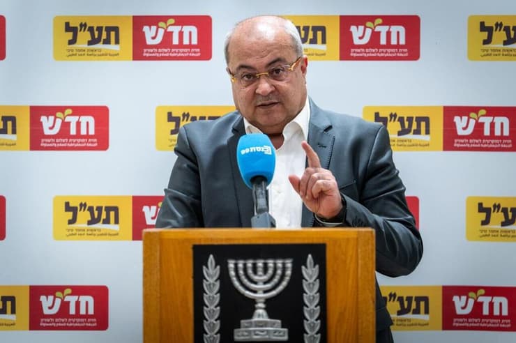 ח"כ טיבי. "הלחץ הציבורי היה עצום ובלתי ניתן לסירוב" (צילום: שלו שלום) אחמד טיבי