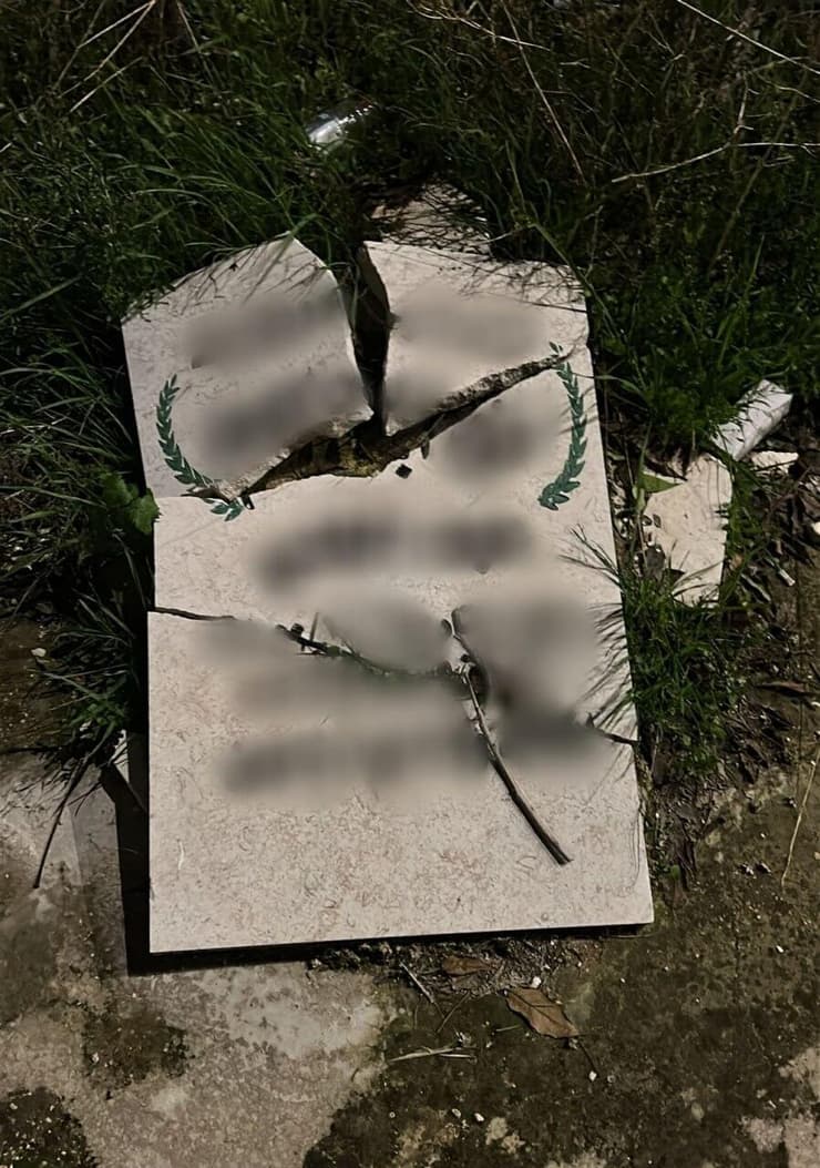 צילום: דוברות המשטרה המצבות שהושחתו