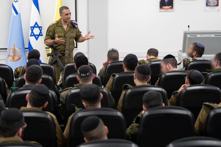 ראש אכ"א משוחח עם מתגייסים חרדים: "למה לאף אחד לא אכפת?" (צילום: דובר צה"ל) יום גיוס למסלולים החרדיים בצה"ל
