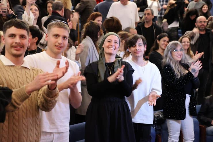 רות בנאי והבנים בפרמיירה של "סיכוי להינצל" במוזיאון תל אביב