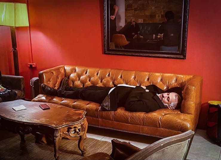 אביתר בנאי ישן על הספה בחדר האמנים של מועדון הבארבי