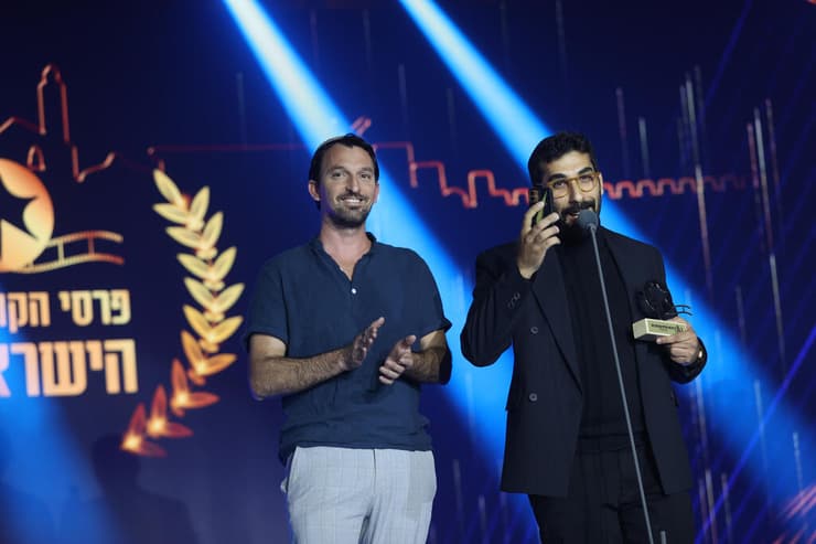 עדן אביטבול על הבמה בטקס פרסי הקולנוע של משרד התרבות, לצד המפיק יהודה עייאש