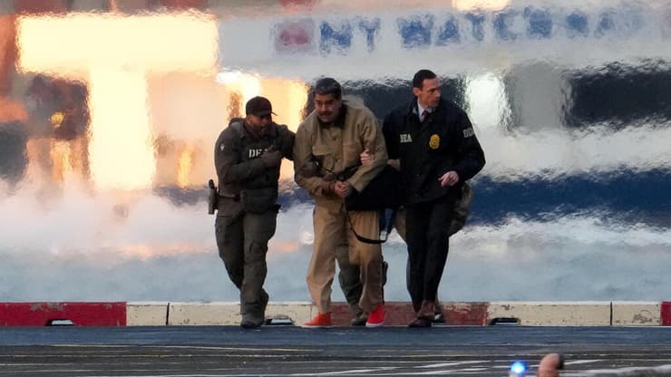 נשיא ונצואלה המודח ניקולס מדורו מובל ל בית משפט ב מנהטן ניו יורק ארה"ב