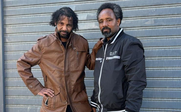 "איפה אבא?". ברהי טדסה (משמאל) ובן דודוו גברטסאה ברקת (ברקי) טדסה עם המעיל החום ובן דודו טוספו גברטסאה