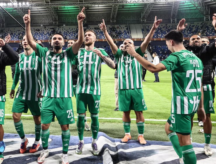 שחקני מכבי חיפה חוגגים