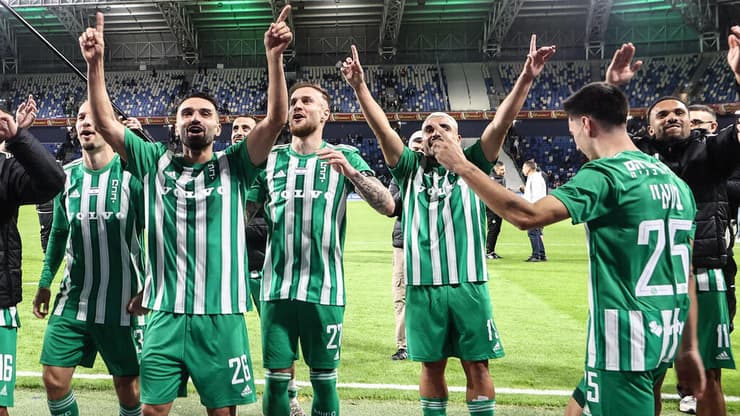 שחקני מכבי חיפה חוגגים