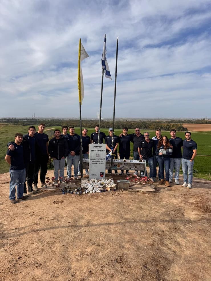 נבחרת ישראל באנדרטת התצפיתניות (צילום: פרטי) נבחרת ישראל